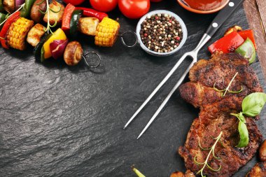 Çeşitli lezzetli ızgara et ve sebze rus tarih ile şiş