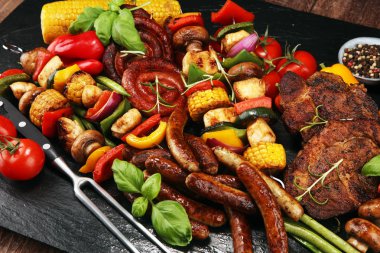 Çeşitli lezzetli ızgara et ve sebze rus tarih ile şiş