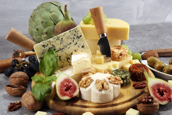 イチジクを添えたチーズプレート、wo 上の盛り合わせに様々なチーズ — ストック写真