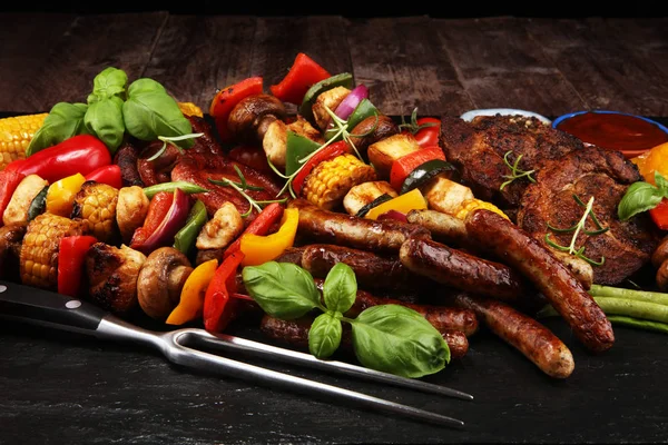 Assorted delicious grilled meat and skewer with vegetable on rus — Stock Photo, Image