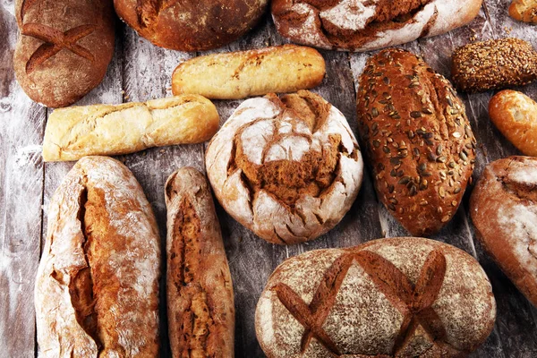 Diversi tipi di pane e panini a bordo dall'alto. Ki — Foto Stock