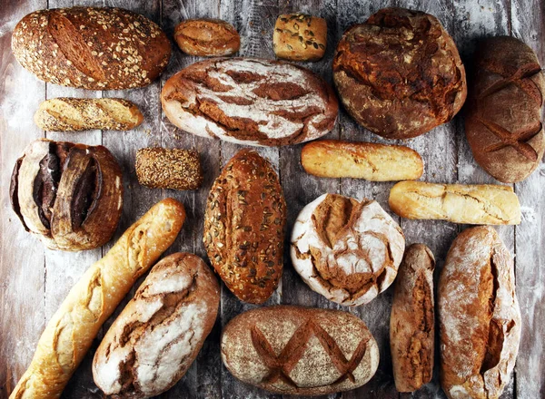 Різні види хліба і хлібних рулонів на дошці зверху. Кі — стокове фото