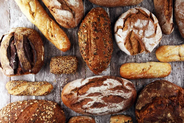 Verschillende soorten brood en brood broodjes aan boord van bovenaf. Ki — Stockfoto