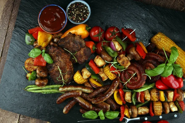 Assorted delicious grilled meat and skewer with vegetable on rus — Stock Photo, Image