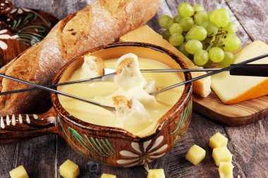 Gurme İsviçre fondü yemek çeşitli ch ile bir kış akşamında