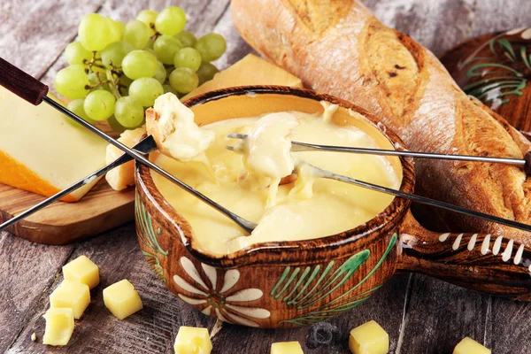 Cena de fondue suiza gourmet en una noche de invierno con surtido ch —  Fotos de Stock