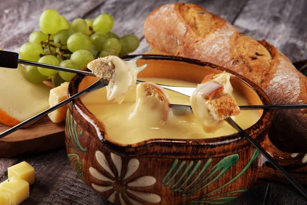 Schweizisk fondue gourmetmiddag på en vinterkväll med blandade ch — Stockfoto