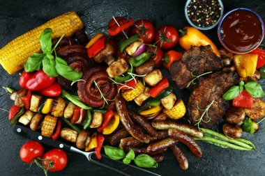 Çeşitli lezzetli ızgara et ve sebze rus tarih ile şiş