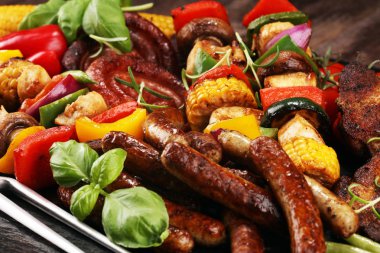 Çeşitli lezzetli ızgara et ve sebze rus tarih ile şiş