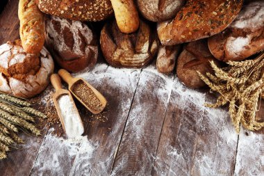 Ekmek ve ekmek çeşitleri gemide yukarıdan alır. Kı