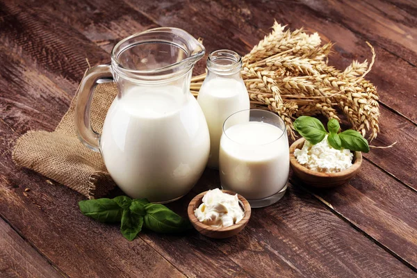 Süt ürünleri. bir masada lezzetli sağlıklı süt ürünleri. ekşi CRE — Stok fotoğraf