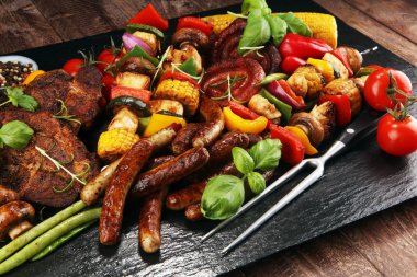 Çeşitli lezzetli ızgara et ve sebze rus tarih ile şiş