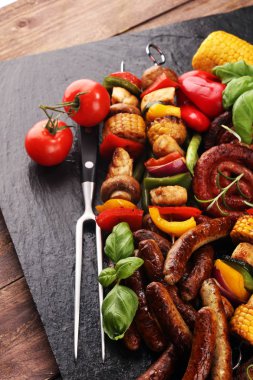 Çeşitli lezzetli ızgara et ve sebze rus tarih ile şiş
