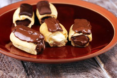 Geleneksel Fransız tatlı. Pasta çikolata sosu ile. Pastery