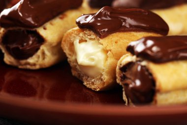 Geleneksel Fransız tatlı. Pasta çikolata sosu ile. Pastery