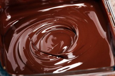 Eriyen çikolata, eritilmiş lezzetli çikolata için el yapımı prali