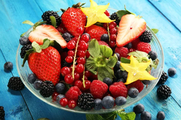 Ensalada con frutas frescas y bayas. ensalada de frutas de primavera saludable —  Fotos de Stock