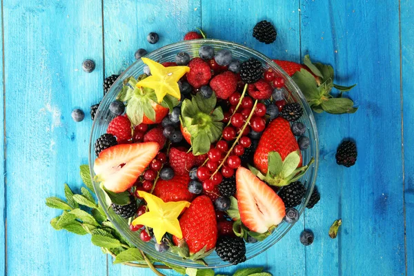 Salad dengan buah-buahan segar dan berry. sehat salad buah musim semi — Stok Foto