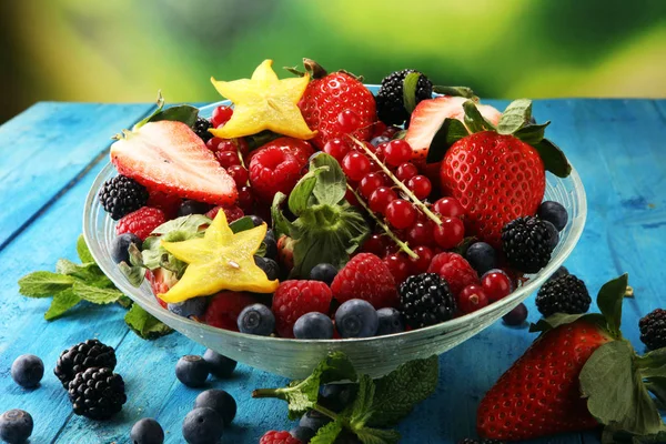 Salada com frutas frescas e bagas. salada de frutas saudáveis primavera — Fotografia de Stock