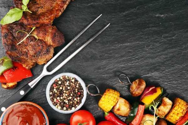 Geassorteerde heerlijk gegrilde vlees en spies met plantaardige op rus — Stockfoto