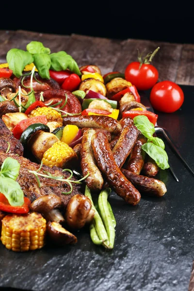 Geassorteerde heerlijk gegrilde vlees en spies met plantaardige op rus — Stockfoto