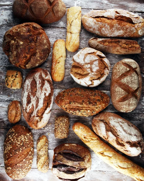 Ekmek ve ekmek çeşitleri gemide yukarıdan alır. Kı — Stok fotoğraf