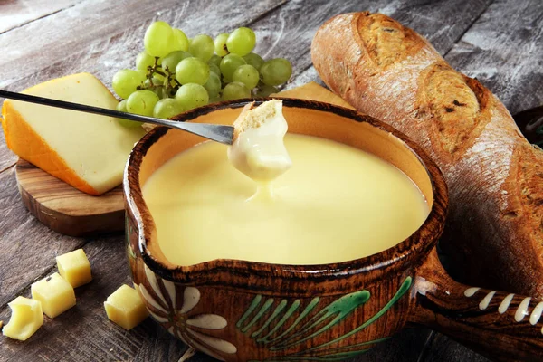 Cena de fondue suiza gourmet en una noche de invierno con surtido ch —  Fotos de Stock