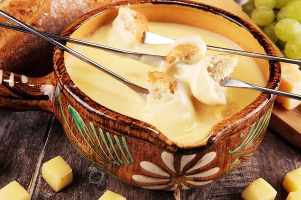 Schweizisk fondue gourmetmiddag på en vinterkväll med blandade ch — Stockfoto