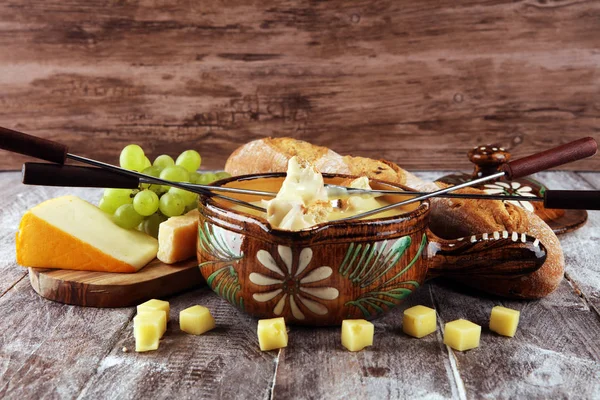 Cena de fondue suiza gourmet en una noche de invierno con surtido ch — Foto de Stock