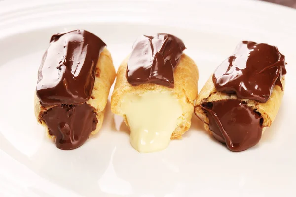 传统的法式甜点。埃克莱尔巧克力糖霜。Pastery — 图库照片