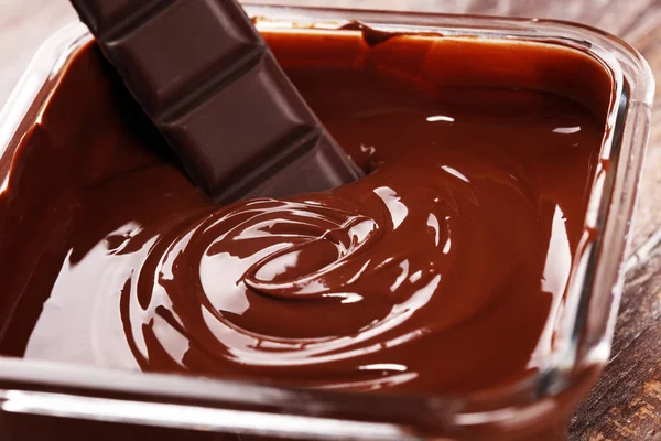 Smältande choklad, smält läckra choklad för handgjorda prali — Stockfoto