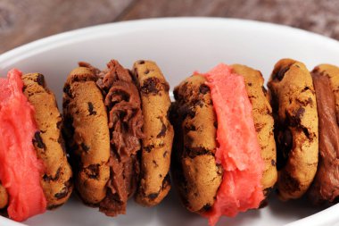 çilek ve çikolata ile dondurma sandviç. Çikolata Ch