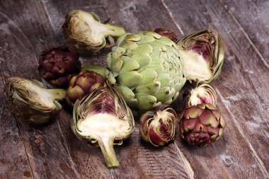 enginar gri arka plan üzerinde. taze organik enginar çiçek ve