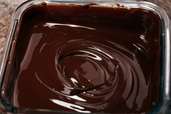 Schmelzende Schokolade, geschmolzene köstliche Schokolade für handgemachte Pralinen — Stockfoto
