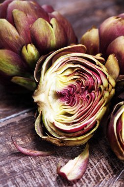 enginar gri arka plan üzerinde. taze organik enginar çiçek ve