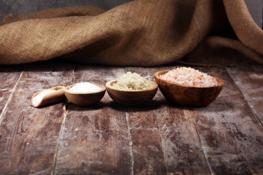 kabın içinde deniz tuzu. Masada tuz ve Himalaya tuz kristalleri. 
