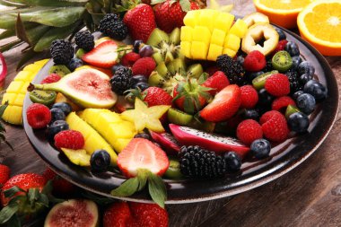 taze meyve ve çilek salatası. sağlıklı bahar meyve salatası 