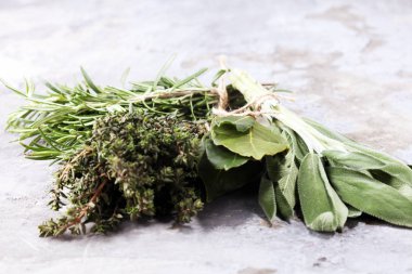 Homegrown ve aromatik otlar biberiye rustik zemin üzerine 