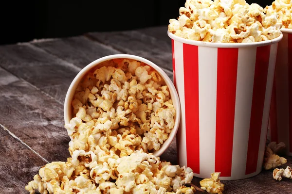 Cinema koncept med popcorn. söta och salta popcorn — Stockfoto