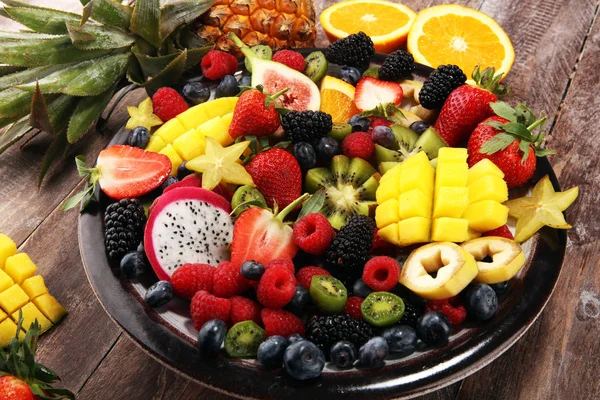 Salad with fresh fruits and berries. healthy spring fruit salad — Stock Photo, Image