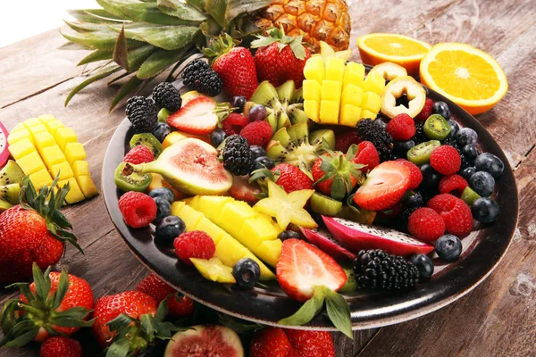 Ensalada con frutas frescas y bayas. ensalada de frutas de primavera saludable — Foto de Stock