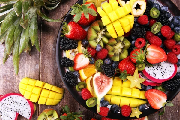 Salat mit frischen Früchten und Beeren. gesunder Frühlingssalat — Stockfoto