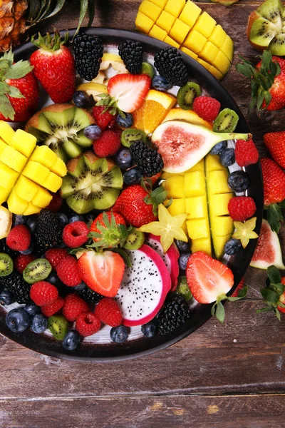 Ensalada con frutas frescas y bayas. ensalada de frutas de primavera saludable —  Fotos de Stock