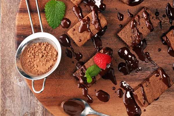 Postre de pastel de chocolate brownie con frambuesa y especias en un ru — Foto de Stock