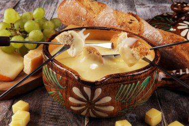 Gurme İsviçre fondü yemek çeşitli ch ile bir kış akşamında