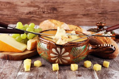 Gurme İsviçre fondü yemek çeşitli ch ile bir kış akşamında