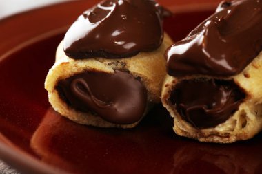 Geleneksel Fransız tatlı. Pasta çikolata sosu ile. Pastery