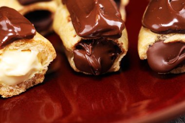 Geleneksel Fransız tatlı. Pasta çikolata sosu ile. Pastery