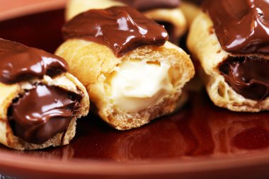 Geleneksel Fransız tatlı. Pasta çikolata sosu ile. Pastery