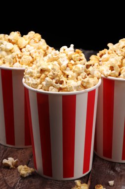 Sinema konseptiyle patlamış mısır. tatlı ve tuzlu popcorn